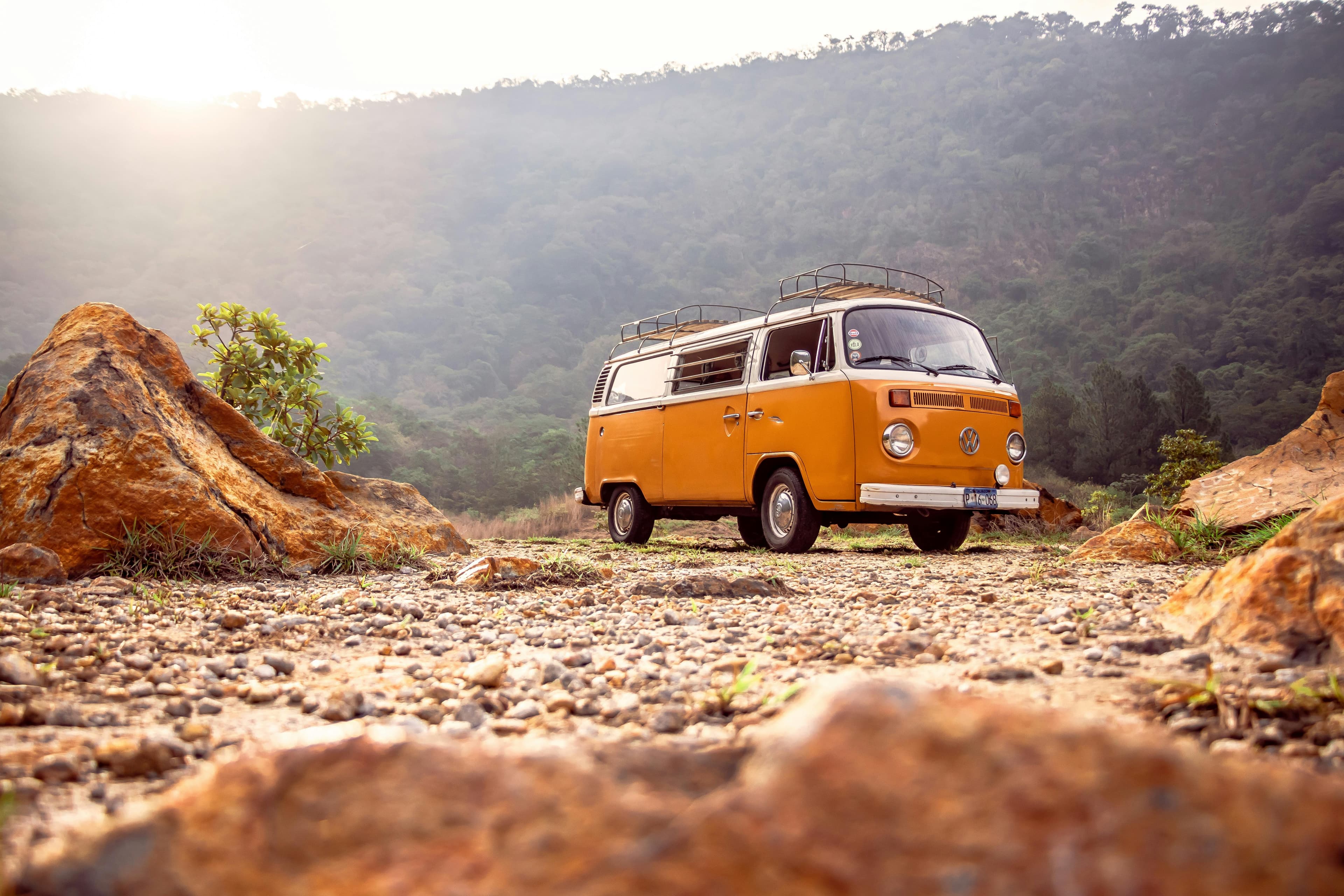 Foto De ángulo Bajo De Volkswagen Kombi