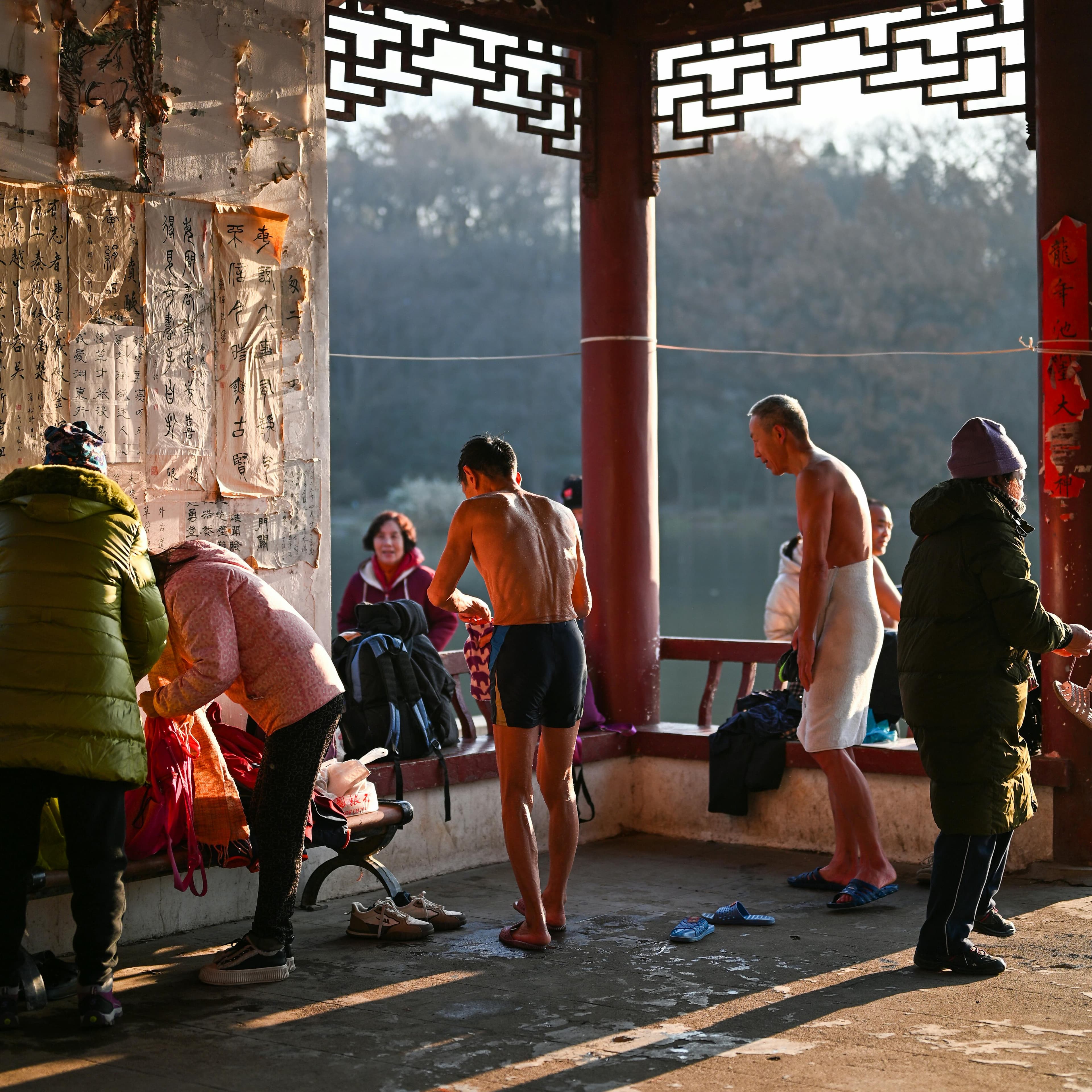 Pessoas se reúnem para um mergulho matinal em um pavilhão panorâmico em Nanquim, China.