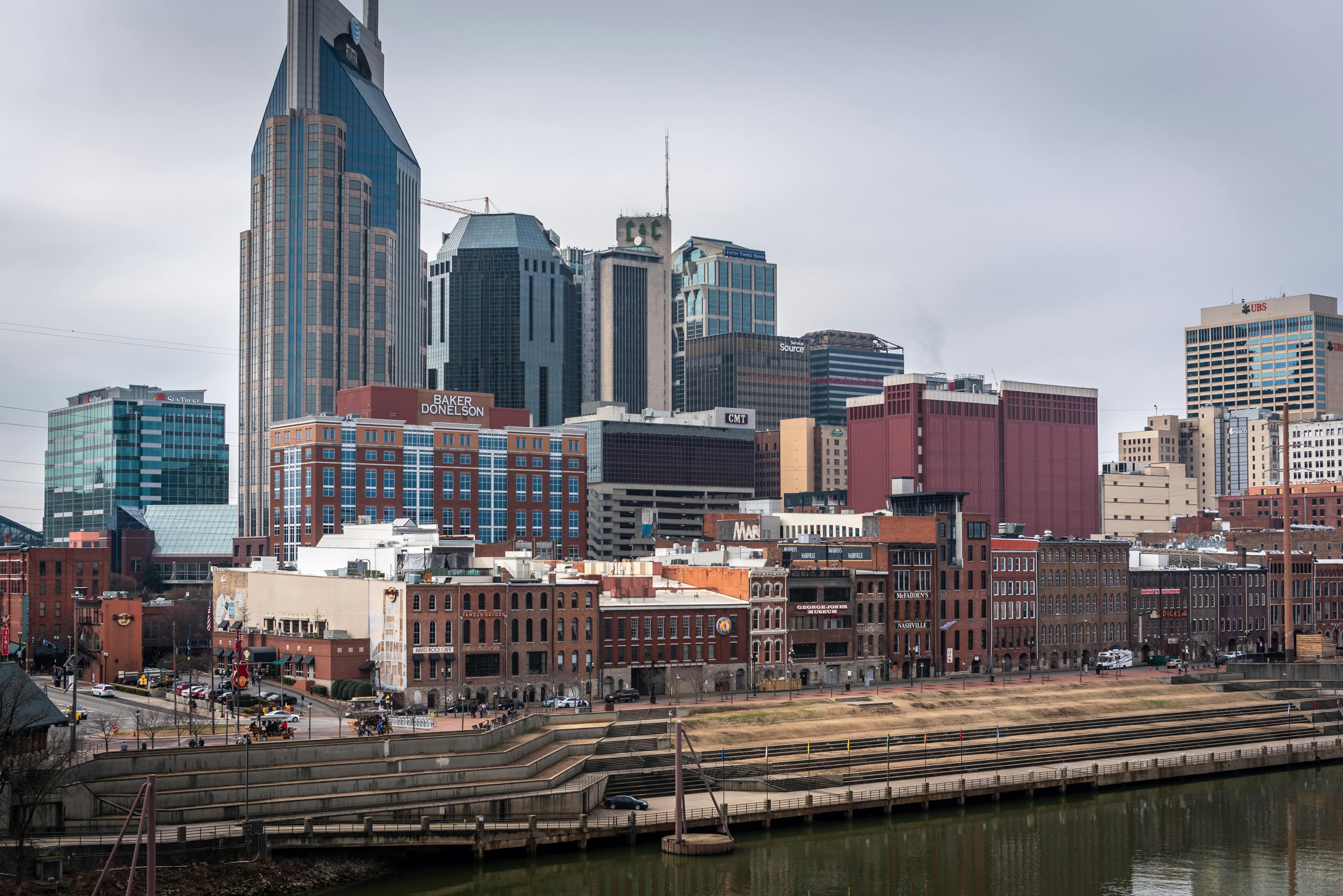 Indfangning af Nashvilles skyline med ikoniske bygninger langs Cumberland River.