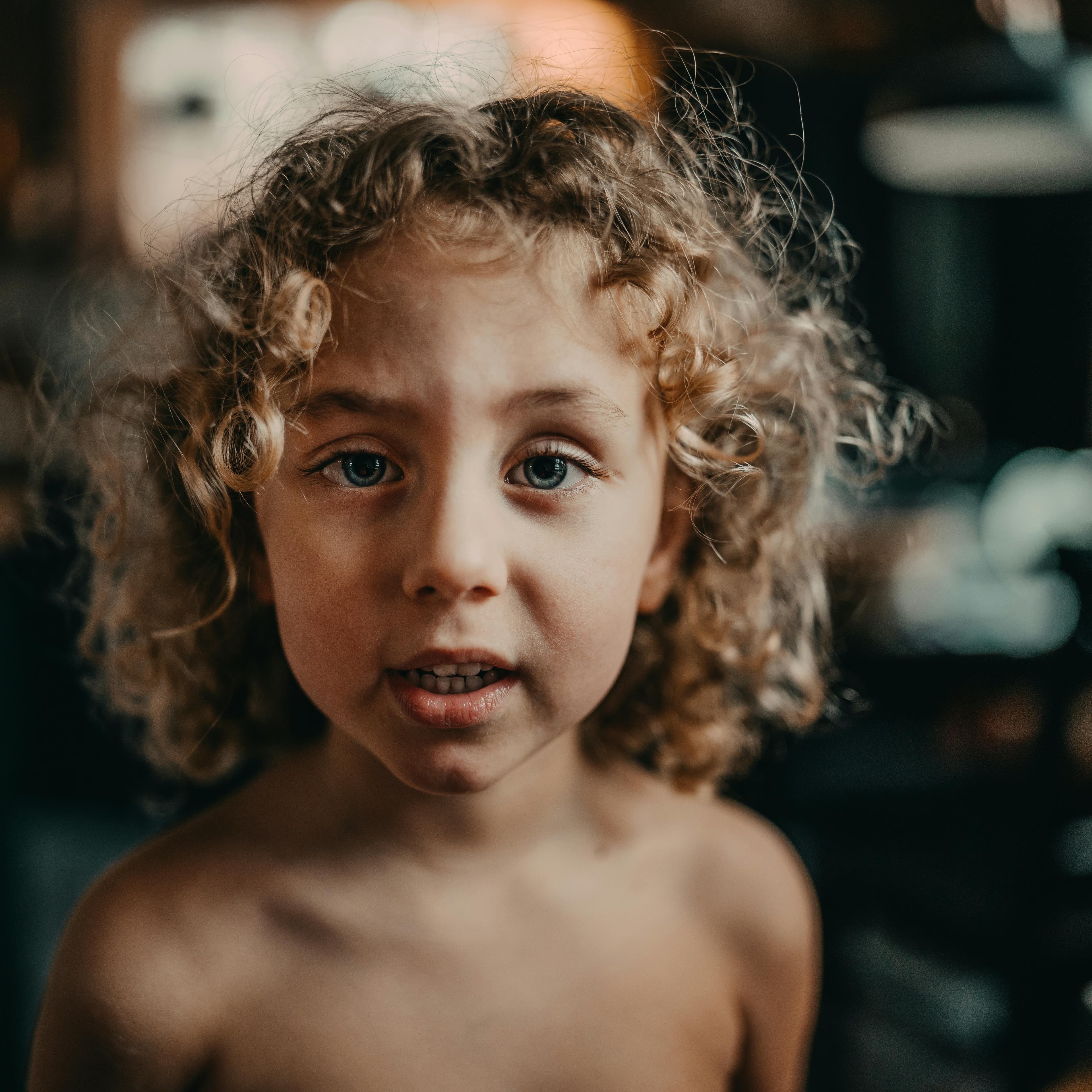 Enfant Torse Nu Aux Cheveux Bouclés